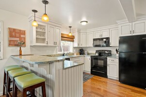 Casa superluxo, 2 quartos | Cozinha privada | Geladeira, micro-ondas, cafeteira/chaleira