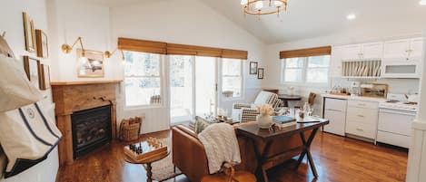 Cottage | Woonruimte | Een flatscreentelevisie en een open haard
