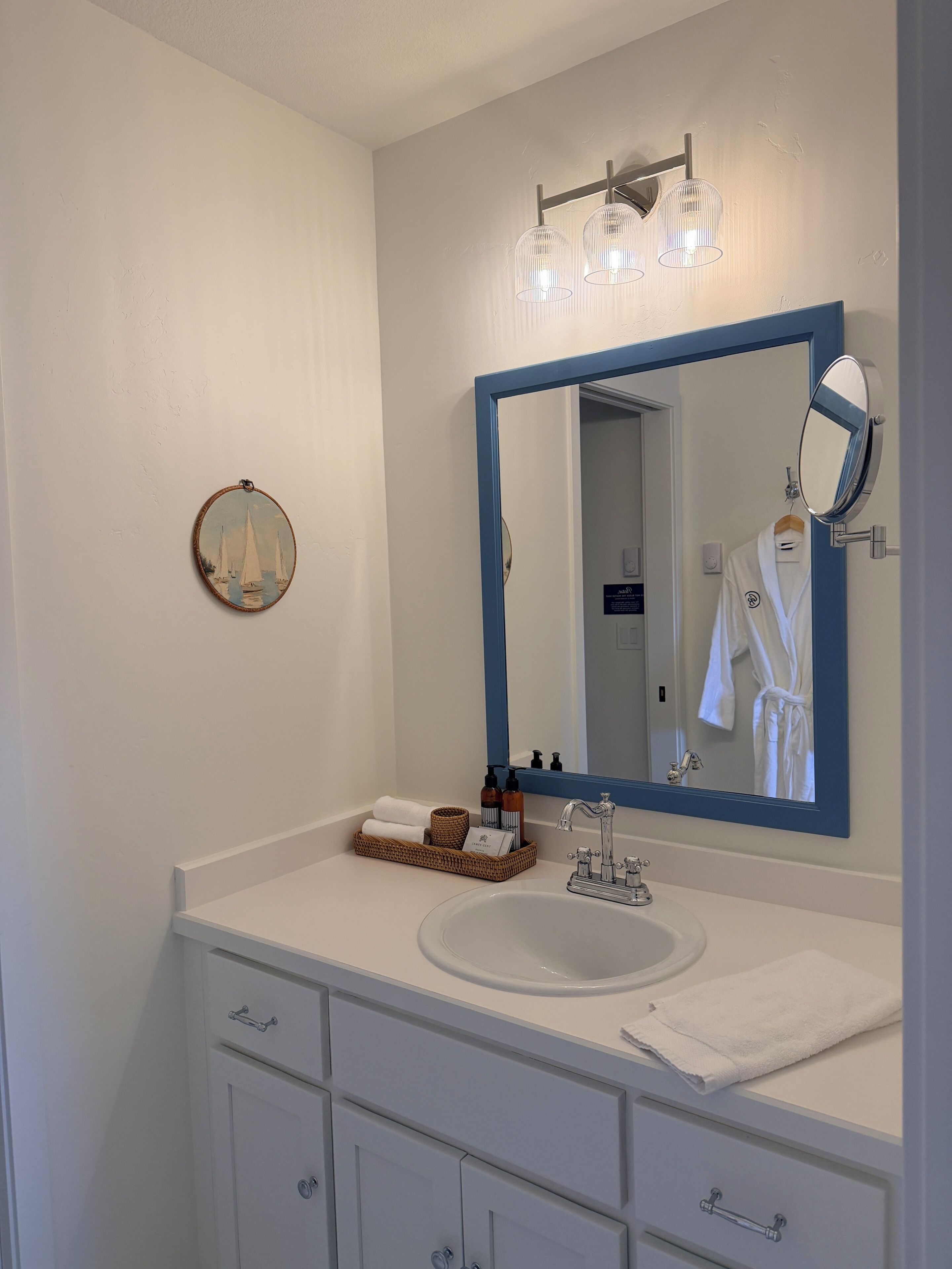 Suite | Salle de bain | Ensemble baignoire-douche, articles de toilette (gratuits)