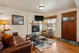 Luxury Σπίτι, 2 Υπνοδωμάτια | Περιοχή καθιστικού | Τηλεόραση με επίπεδη οθόνη, τζάκι