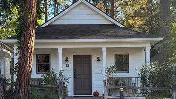 King Suite #7 | 1 bedroom, desk, iron/ironing board, free WiFi