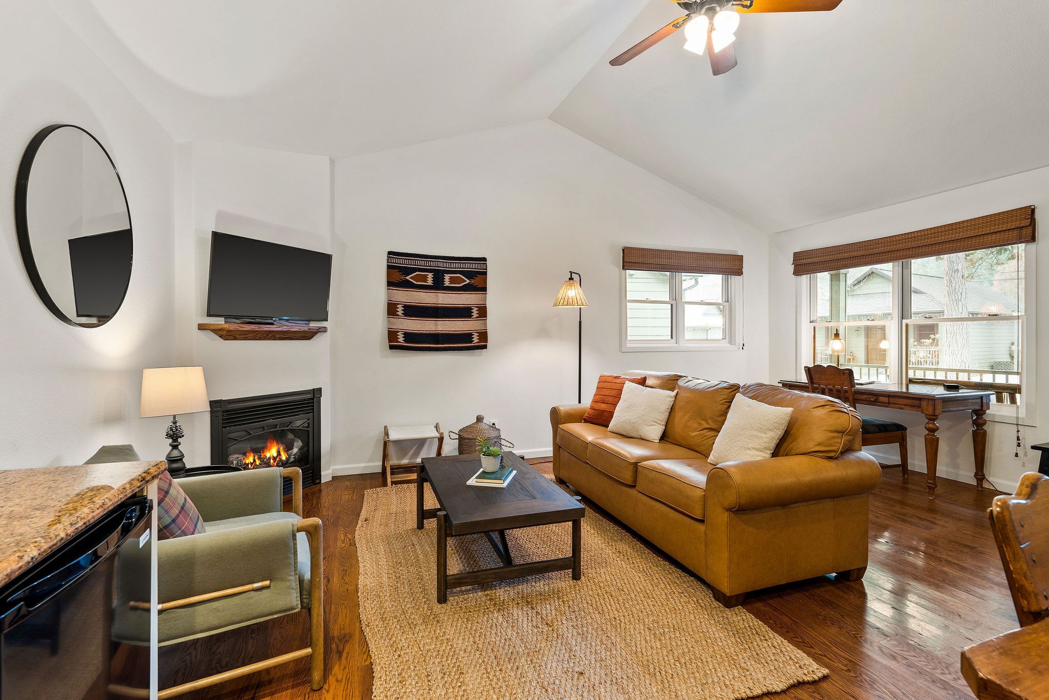 平房 | 客廳 | 平面電視、壁爐