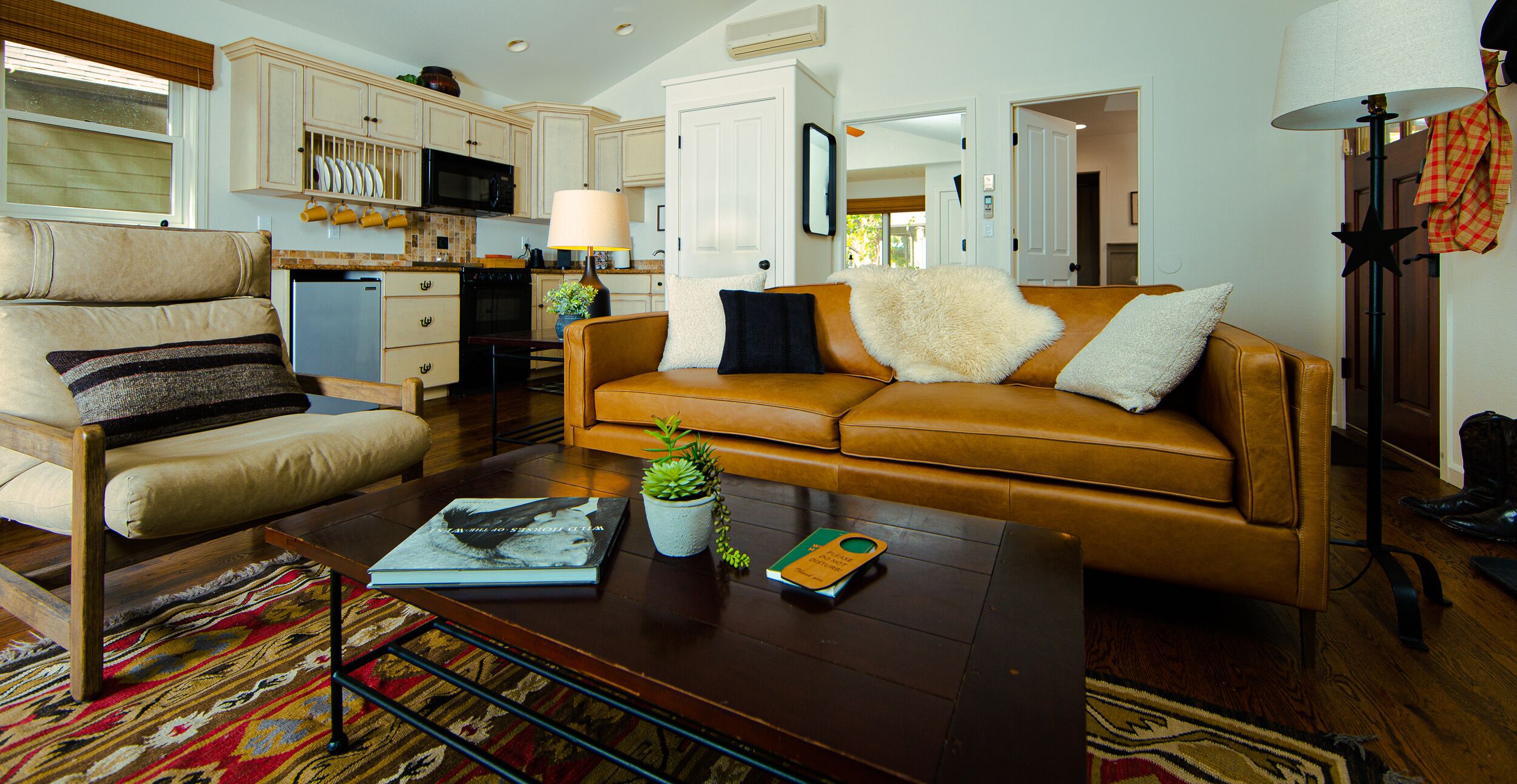 平房 | 客廳 | 平面電視、壁爐