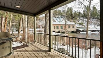 Deluxe River Cottages (202162546) | Terrace/patio