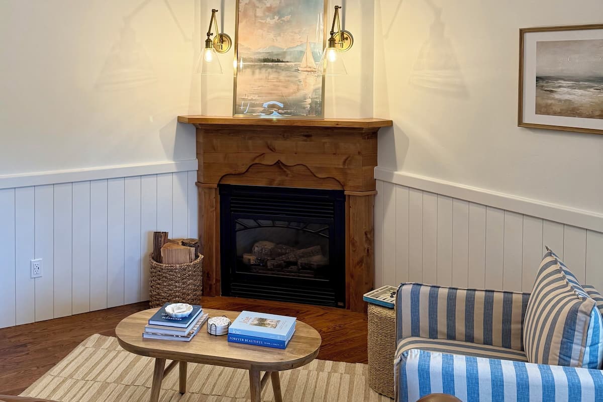 Summer House Cottage | Living area | Flat-screen TV, fireplace