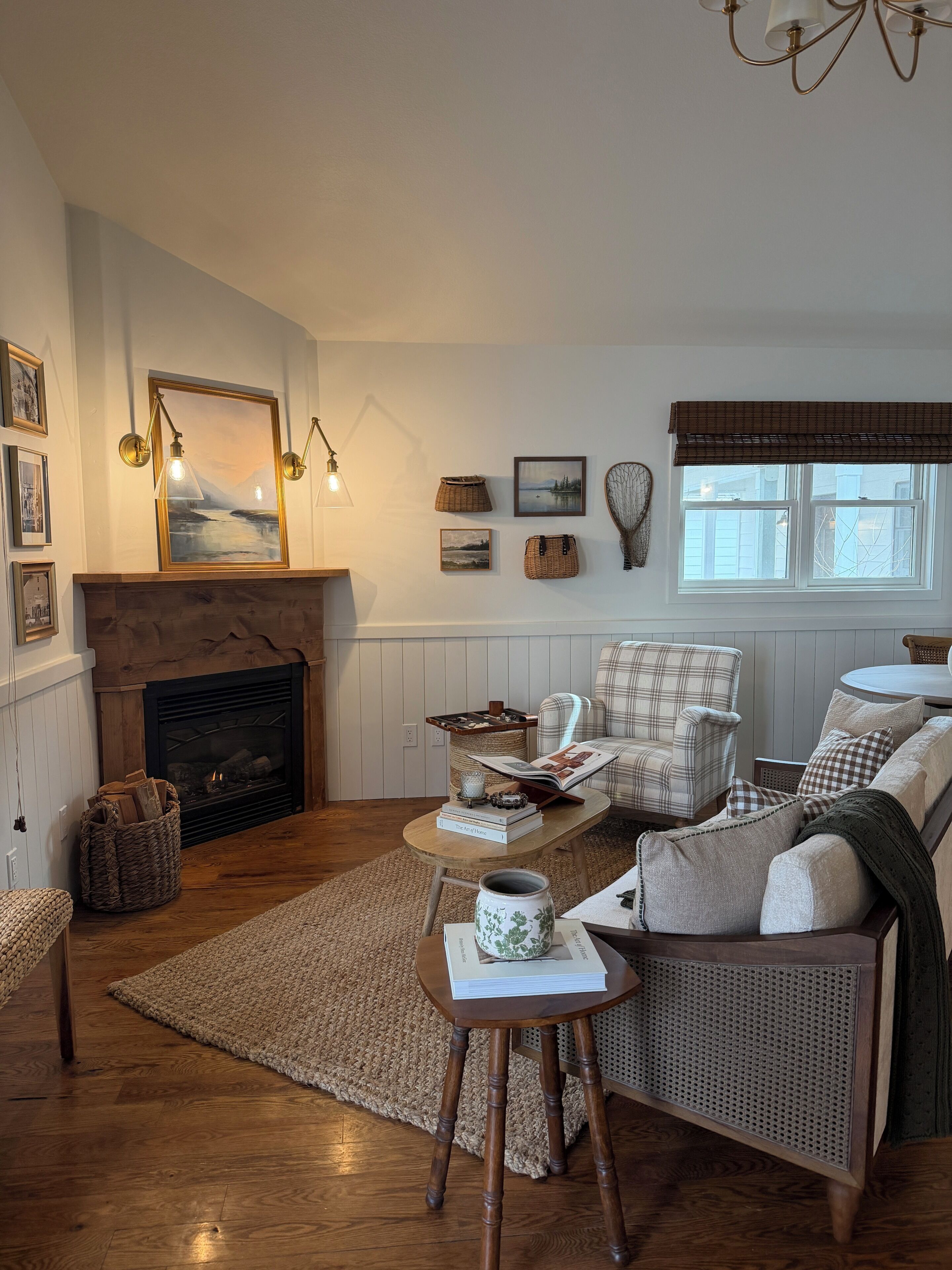 Cottage | Woonruimte | Flatscreentelevisie en een open haard