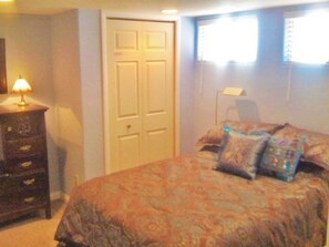 1 bedroom, premium bedding, pillow-top beds, in-room safe - Downtown House with a Big Back Yard (Salt Lake City)