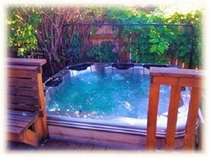 Outdoor spa tub - Downtown House with a Big Back Yard (Salt Lake City)