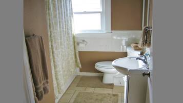 Deluxe House, 5 Bedrooms, Hot Tub | Bathroom | Combined shower/bathtub, towels, soap, shampoo