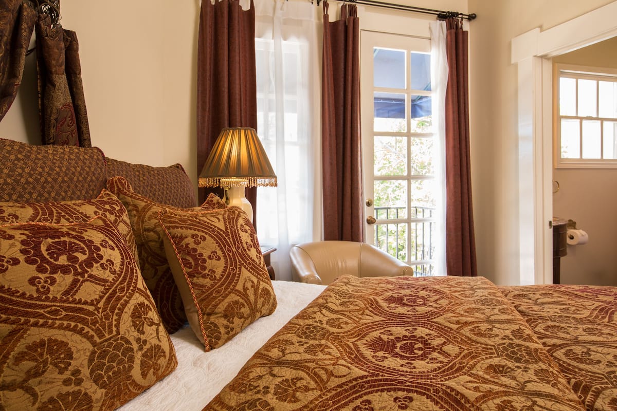 Ropa de cama de alta calidad y tabla de planchar con plancha