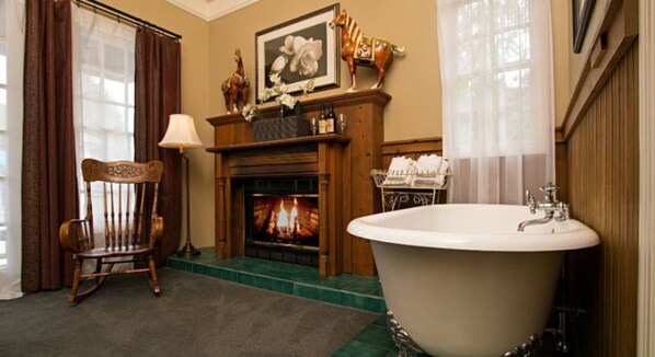 Room, Private Bathroom (#3 Fireside) | Premium bedding, iron/ironing board, WiFi (free), bed sheets - The Victoria Inn (Murphys)