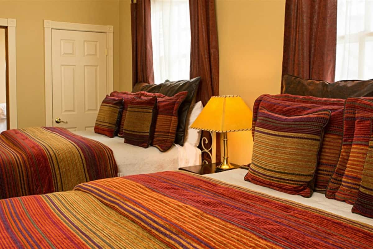 Ropa de cama de alta calidad y tabla de planchar con plancha