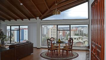 Exclusive Loft, 4 Bedrooms, City View | Living area