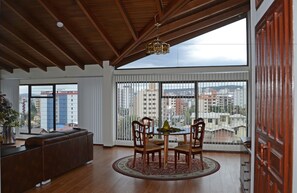 Loft Exclusif, 4 chambres, vue ville | Coin séjour