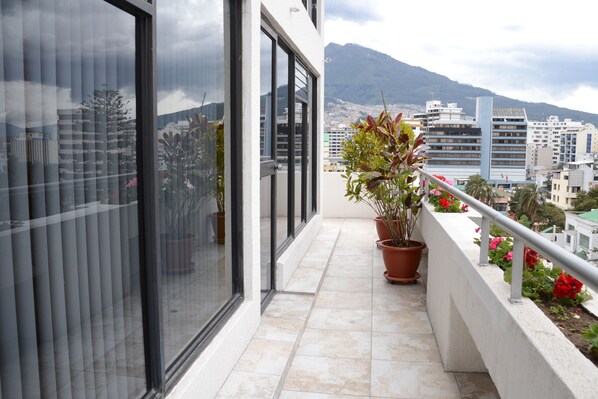 Penthouse Exclusif, 4 chambres, accessible aux personnes à mobilité réduite, vue ville | Terrasse/Patio