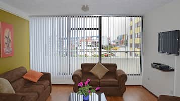 Cobertura exclusiva, 4 quartos, acessível, vista para a cidade | Sala de estar | TV de tela plana