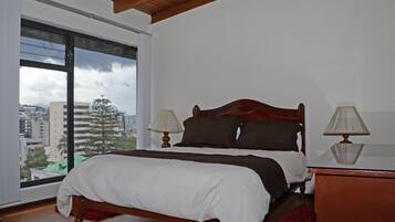 Loft Exclusive, 4 camere da letto, vista città | 1 camera, biancheria da letto di alta qualità, una scrivania