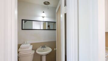 Chambre Standard, 1 grand lit | Salle de bain