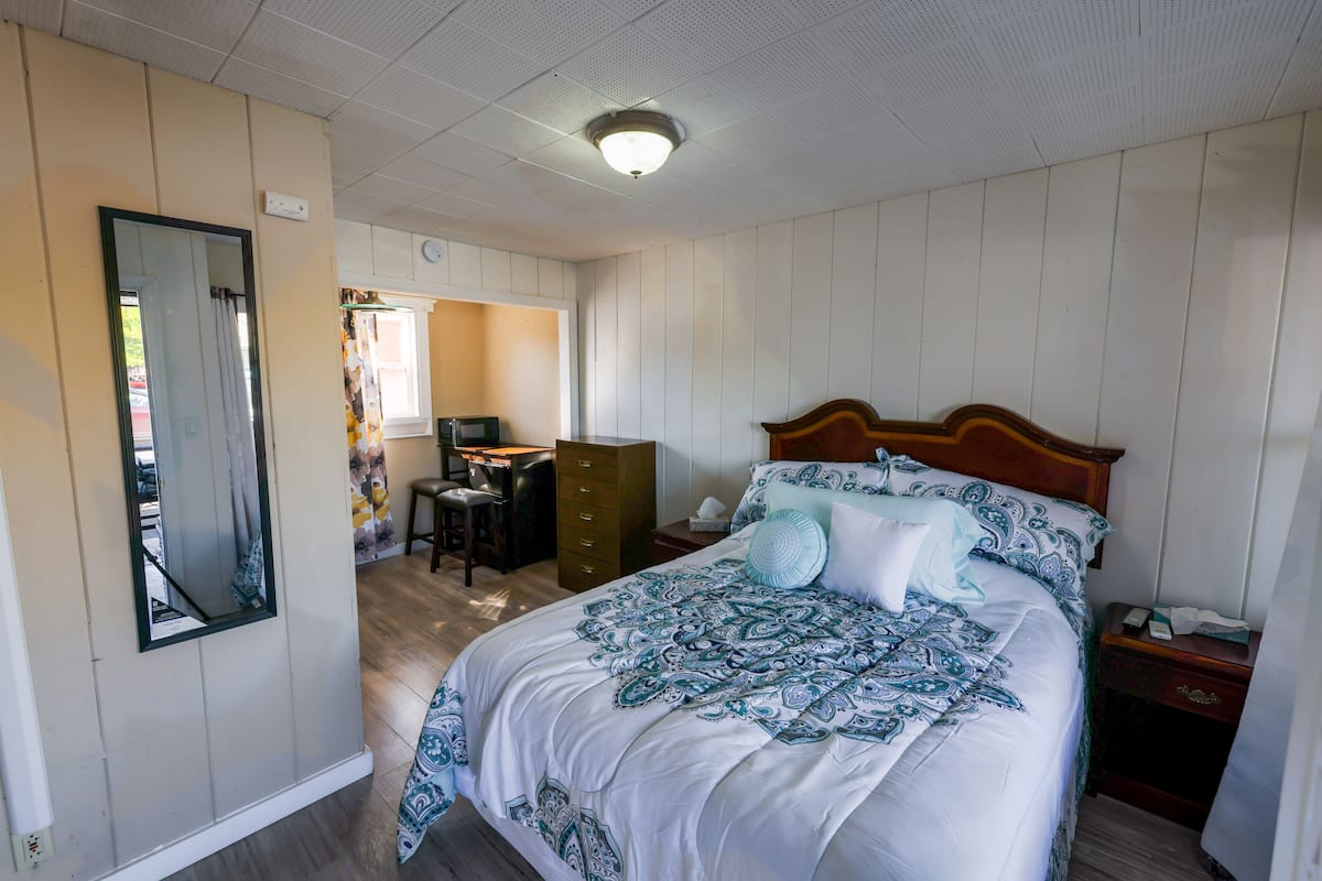 Standard Room, 1 Queen Bed | Free wired Internet, bed sheets