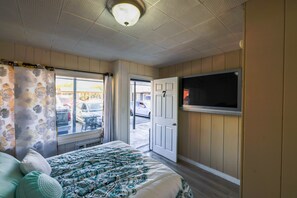 Standard Room, 1 Queen Bed | Free wired internet, bed sheets
