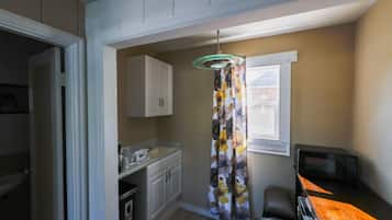 Standard Room, 1 Queen Bed | Bathroom | Shower, free toiletries, towels