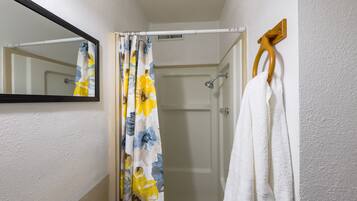 Standard Room, 1 Queen Bed | Bathroom | Shower, free toiletries, towels