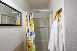 Phòng Tiêu chuẩn, 1 giường cỡ queen | Phòng tắm | Buồng tắm vòi sen, đồ dùng nhà tắm miễn phí, khăn tắm 