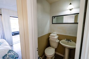 Standard Room, 1 Queen Bed | Bathroom | Shower, free toiletries, towels - Cottage Inn (La Grande)