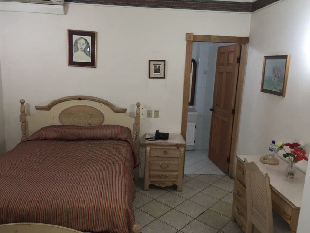 Cofres nos quartos, escrivaninha, Wi-Fi de cortesia, roupa de cama