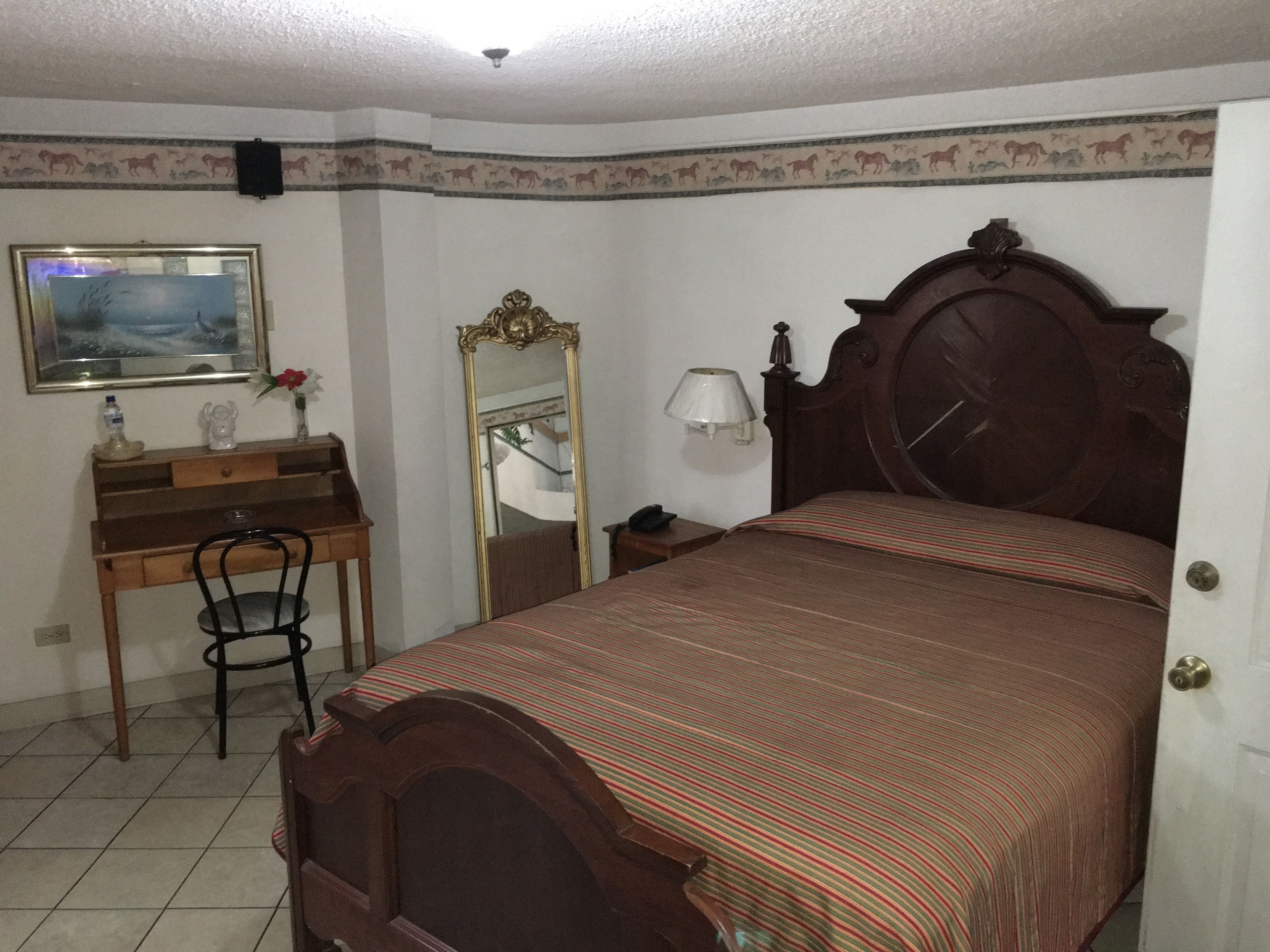 Cofres nos quartos, escrivaninha, Wi-Fi de cortesia, roupa de cama