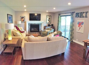 Rumah Deluks, beberapa kamar, dapur, pemandangan gunung | Area keluarga | TV layar datar dan perapian