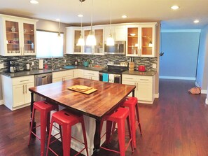 บ้านดีลักซ์, หลายห้องนอน, ห้องครัว, วิวภูเขา | ครัวส่วนตัว | ตู้เย็น, ไมโครเวฟ, เตาอบ, เตาประกอบอาหาร