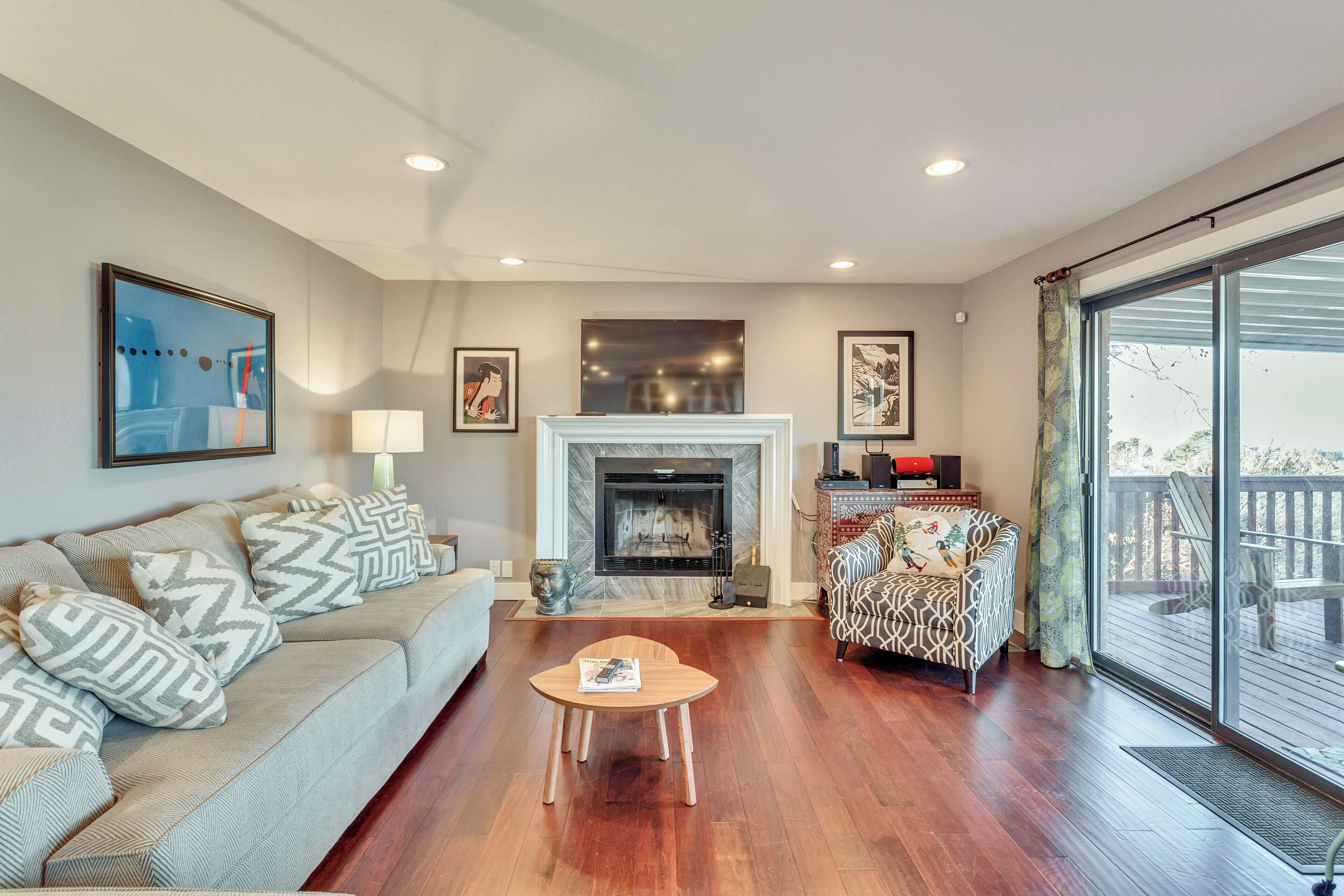 Deluxe House, Multiple Bedrooms, Kitchen, Mountain View | Living area | Flat-screen TV, fireplace