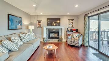Deluxe House, Multiple Bedrooms, Kitchen, Mountain View | Living area | Flat-screen TV, fireplace