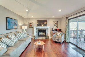 Deluxe House, Multiple Bedrooms, Kitchen, Mountain View | Living area