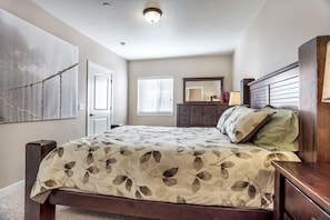 3 bedrooms, premium bedding, desk, laptop workspace