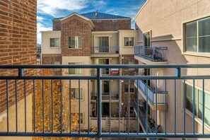 Executive-Apartment, 3 Schlafzimmer, Balkon | Blick auf den Innenhof