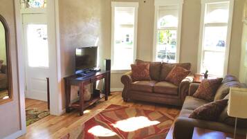 Deluxe House, 3 Bedrooms, Kitchen | Living room | Flat-screen TV