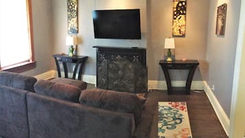 Traditional House, 3 Bedrooms, Patio, Mountain View | Living room | Flat-screen TV, fireplace