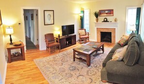 Casa família, 4 quartos | Sala de estar | TV de tela plana