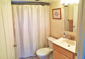 Casa família, 4 quartos | Banheiro | Chuveiro/banheira combinados, toalhas de banho