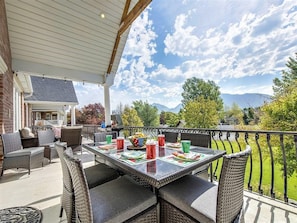Outdoor dining - Luxury Estate with Mountain Views (South Jordan)