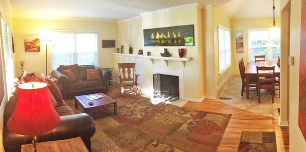 Deluxe huis, 5 slaapkamers, bubbelbad, uitzicht op bergen | Woonkamer | Flatscreentelevisie en een open haard