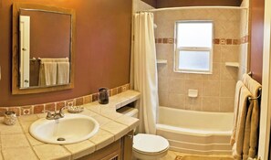 Deluxe huis, 5 slaapkamers, bubbelbad, uitzicht op bergen | Badkamer | Een bad/douchecombinatie, een haardroger, handdoeken, zeep