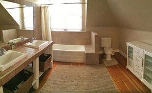 Rumah Deluks, 5 kamar tidur | Kamar mandi | Kombinasi shower/bathtub, pengering rambut, handuk, dan sabun