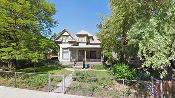 Vista frontal de la propiedad