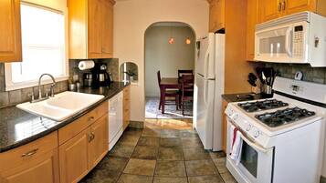 Exclusive House, 3 Bedrooms, Kitchen | Private kitchen | Fridge, microwave, oven, stovetop