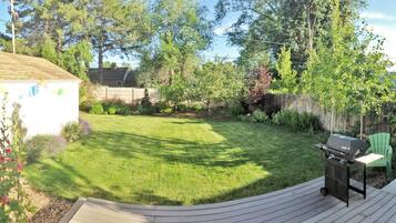 Casa exclusiva, 3 habitaciones, cocina | Vista al jardín