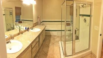 Deluxe House, 5 Bedrooms, Kitchen | Bathroom | Combined shower/bathtub, towels