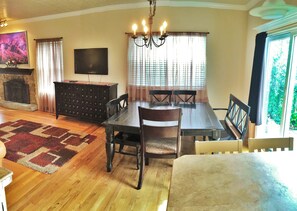 Deluxe House, 5 Bedrooms, Kitchen | In-room dining